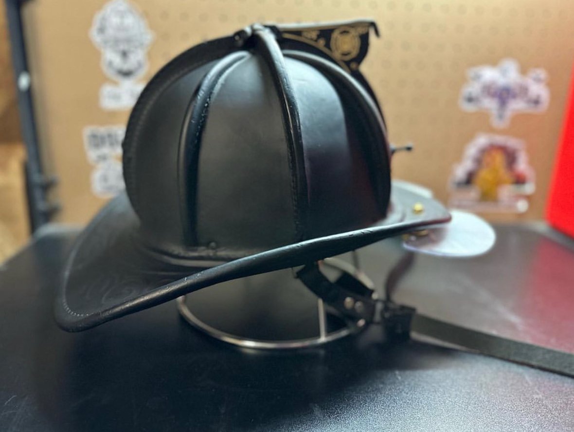 2001 Cairns N6A Firefighter helmets - Image 4